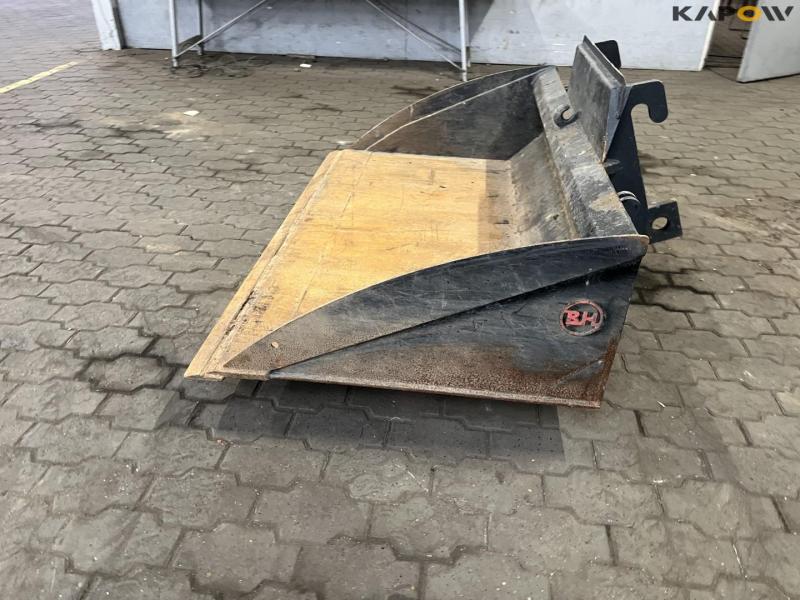 BH bucket for skid steer loader with Giant hitch 8