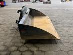 BH bucket for skid steer loader with Giant hitch 4