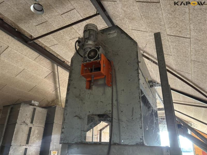 Big Dutchman hammer mill and grain cleaner 11