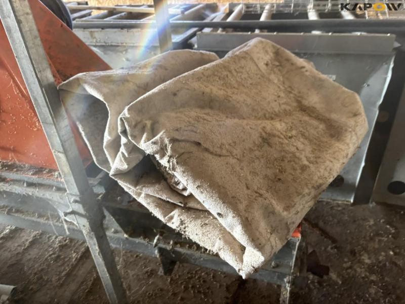 Big Dutchman hammer mill and grain cleaner 32