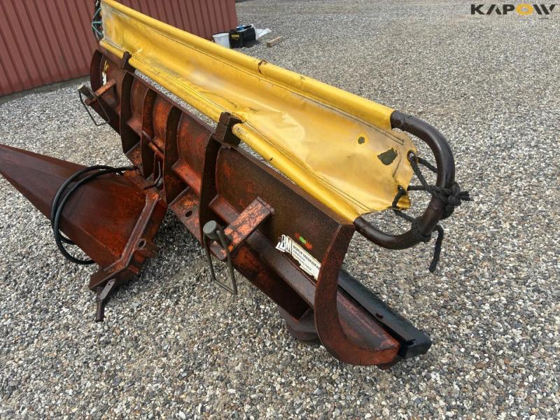 BM snow scraper with hydraulic piston 7