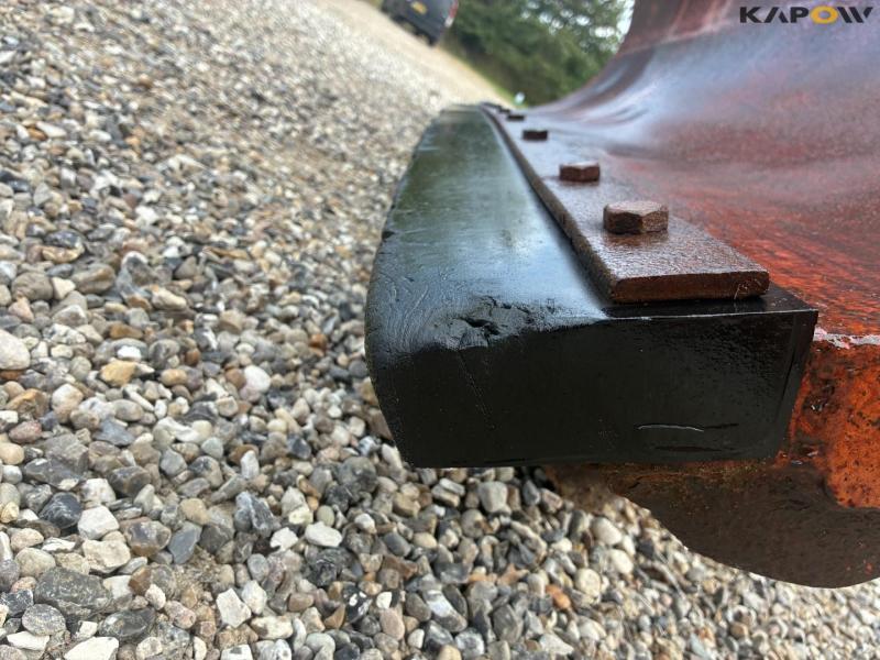 BM snow scraper with hydraulic piston 16