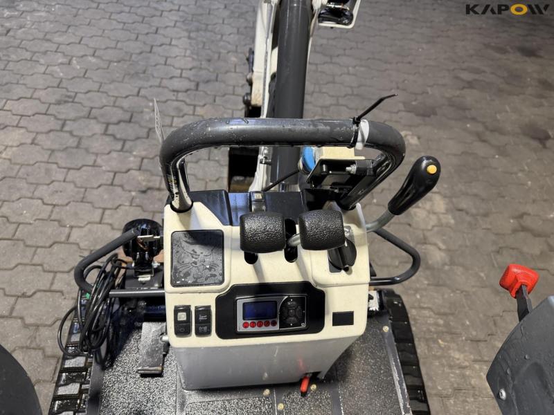 Bobcat E10e mini excavator 26