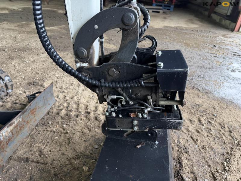 Bobcat E20Z mini excavator 13