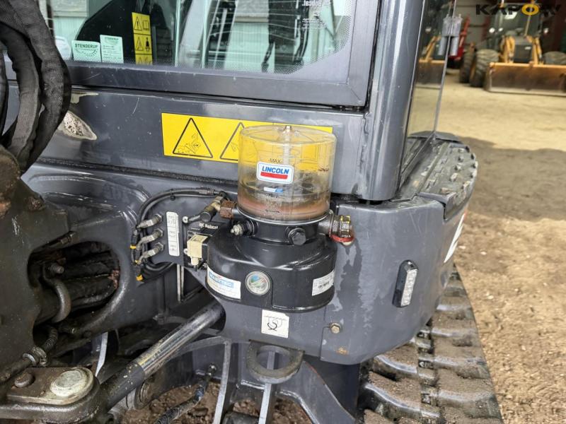 Bobcat E27 mini excavator 23