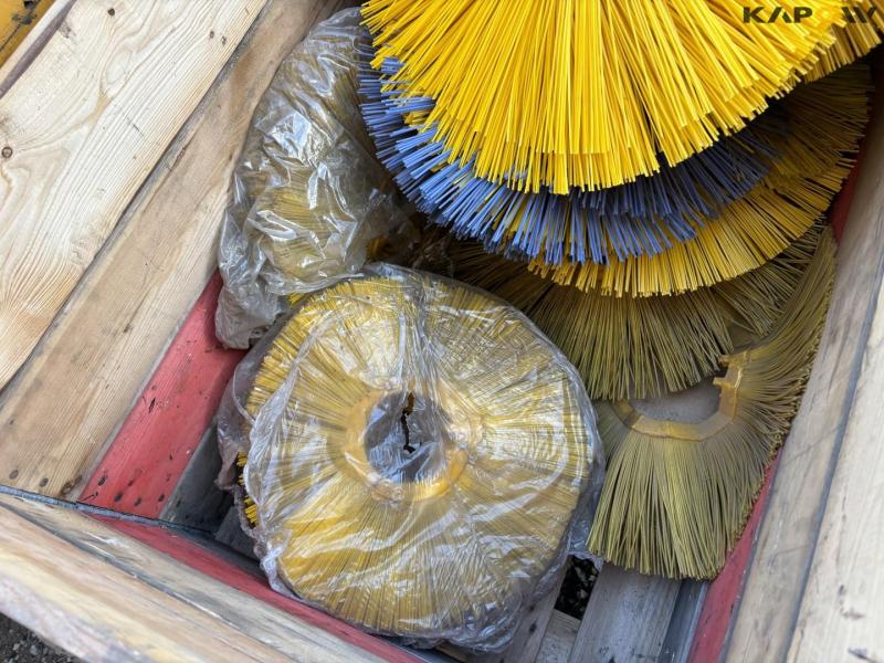 Brushes for sweeper 19