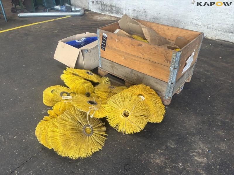Brushes for motor broom 7