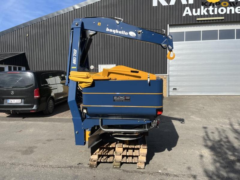 Bogballe L2W Z Plus fertilizer spreader with BXL 1300 crane 8