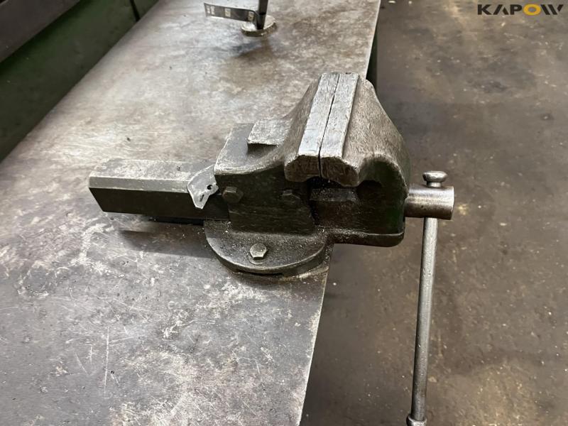 Table with pillar drill and accessories 4