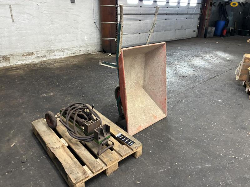 Firewood splitter and wheelbarrow 3