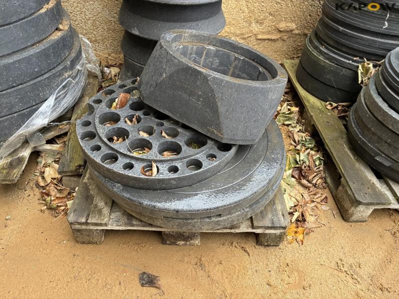 Plastic wells and grates 38