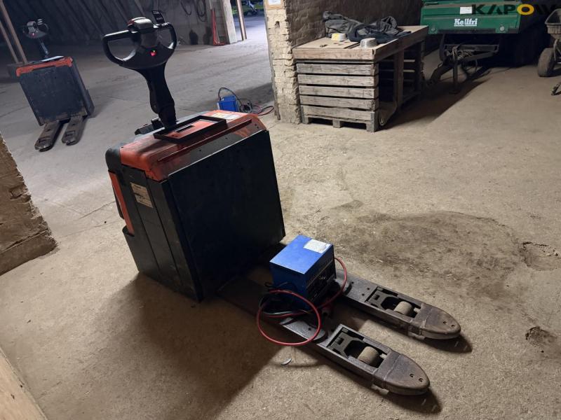 BT LPE240/S electric stacker 3