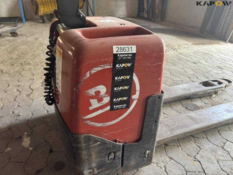 BT LWE 130 electric pallet truck 10