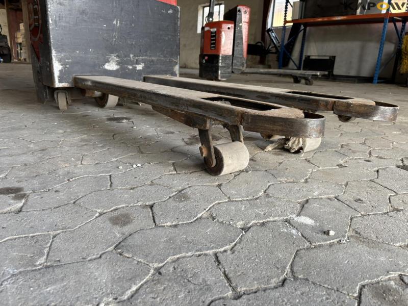 BT LWE 130 electric pallet truck 17