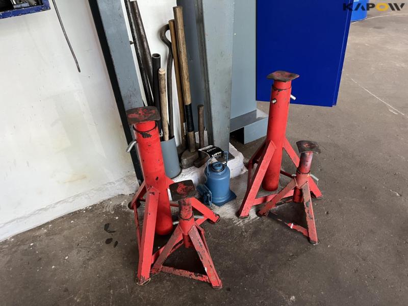 Brace, hammers, crowbars and jacks 3