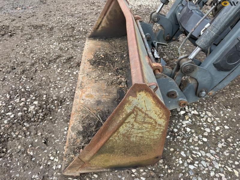 Case CVX 1155 4 WD tractor with front loader 10