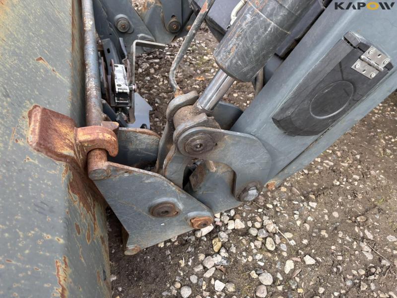 Case CVX 1155 4 WD tractor with front loader 12