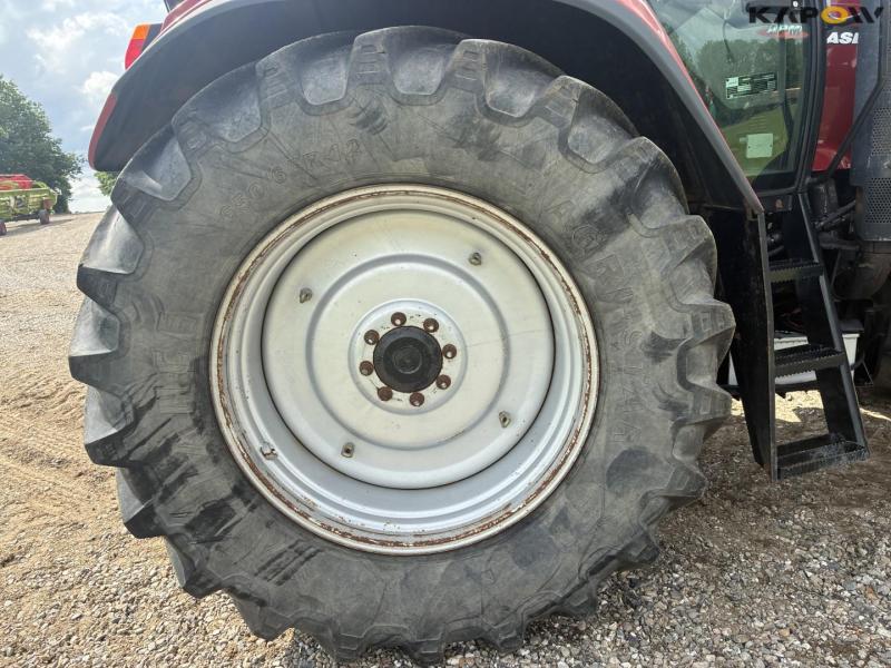 Case CVX 170 tractor with front loader 29