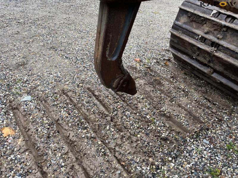 Case/New Holland D180 dozer with 3 tooth ripper 28
