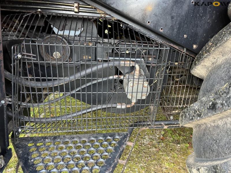 Case IH 9120 combine harvester with 35-foot vario header 32