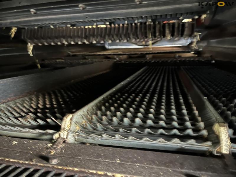 Case IH 9120 combine harvester with 35-foot vario header 38