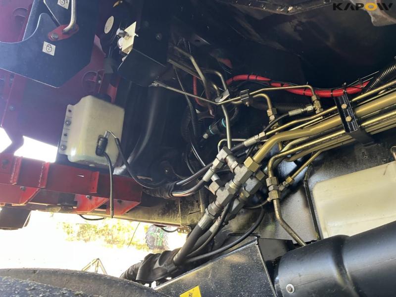 Case IH 9120 combine harvester with 35-foot vario header 51