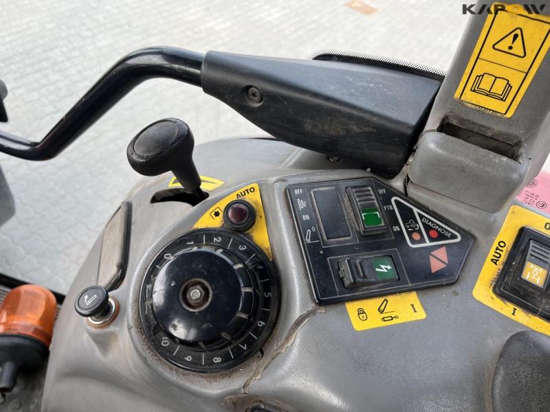 Case IH CS120 tractor 32