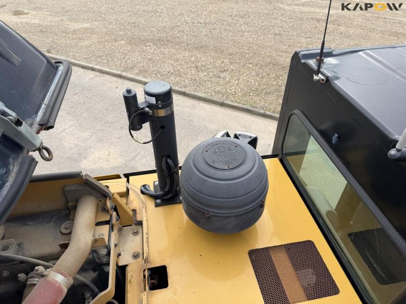 Caterpillar 330 FL excavator 35