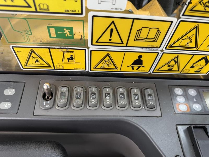 Caterpillar 330 FL excavator 58