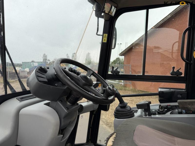 Caterpillar 907H Wheel Loader 38