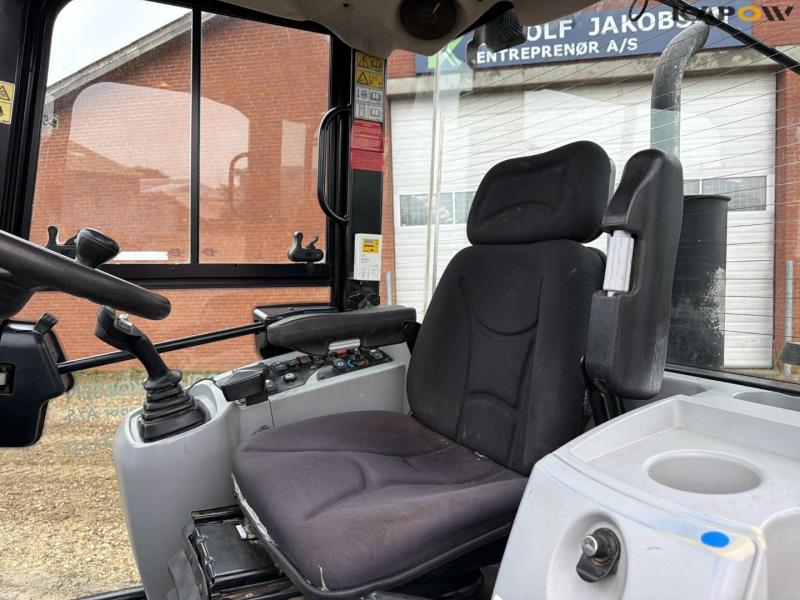 Caterpillar 907H2 wheel loader 34