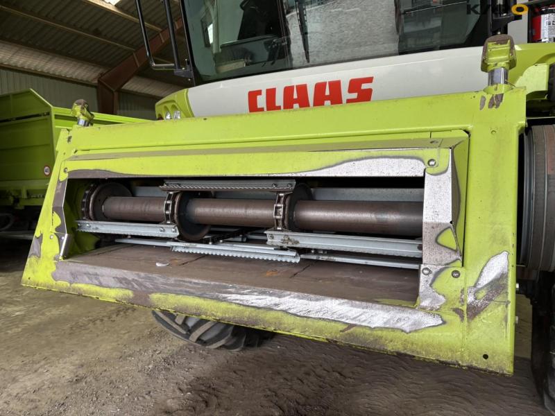 Claas 670 combine with V900 30ft header 15