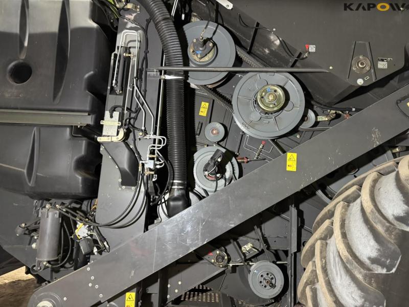 Claas 670 combine with V900 30ft header 32