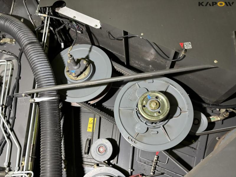 Claas 670 combine with V900 30ft header 34