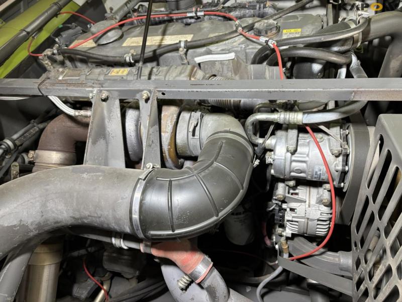 Claas 670 combine with V900 30ft header 57