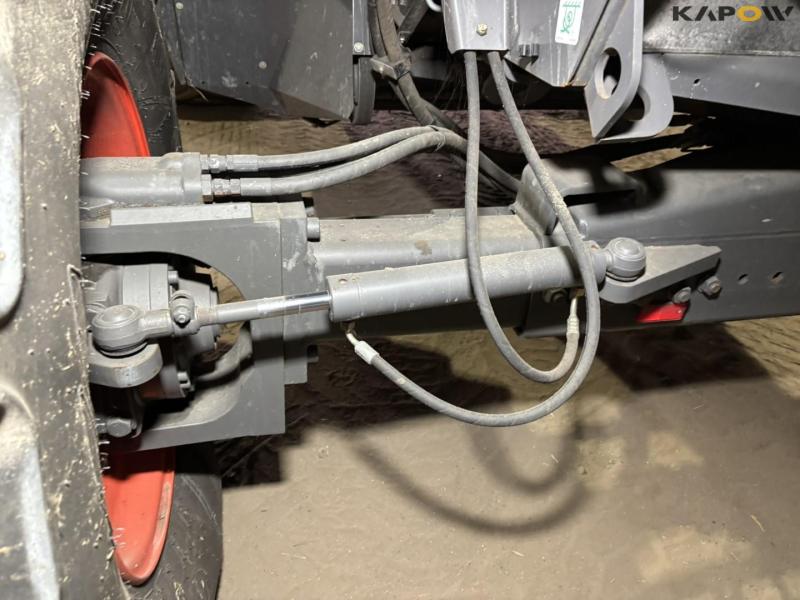 Claas 670 combine with V900 30ft header 71