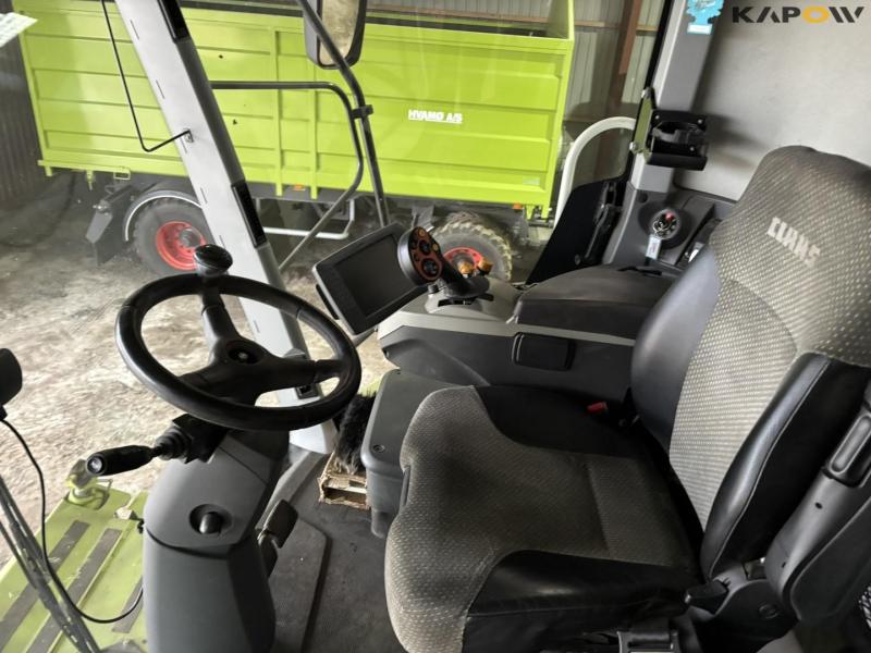 Claas 670 combine with V900 30ft header 89