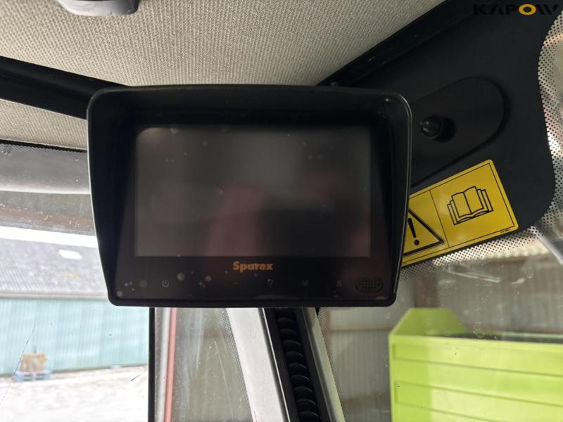 Claas 670 combine with V900 30ft header 98