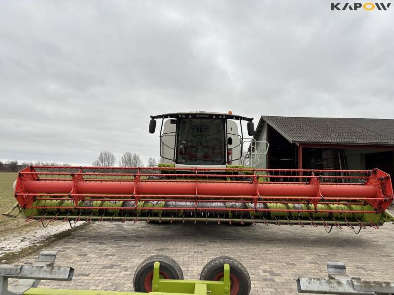 Claas 670 combine with V900 30ft header 101