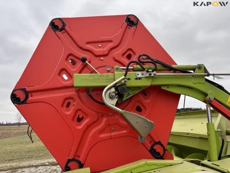 Claas 670 combine with V900 30ft header 105