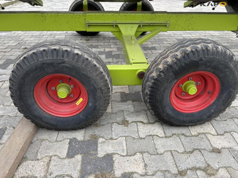 Claas 670 combine with V900 30ft header 133