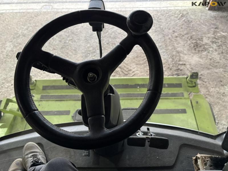 Claas 670 combine with V900 30ft header 93