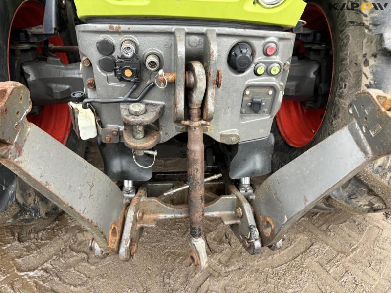 Claas Axion 850 tractor 18