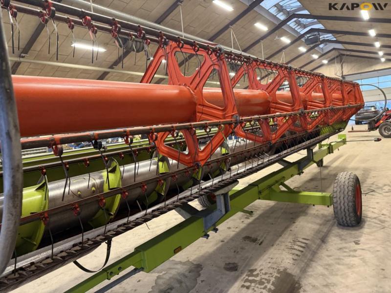 Claas Lexion 560 + 25 foot header 83