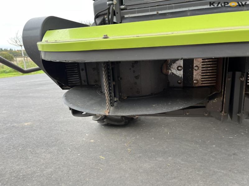 Claas lexion 760 combine harvester with 31 foot header 32