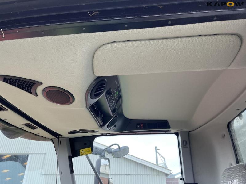 Claas lexion 760 combine harvester with 31 foot header 46