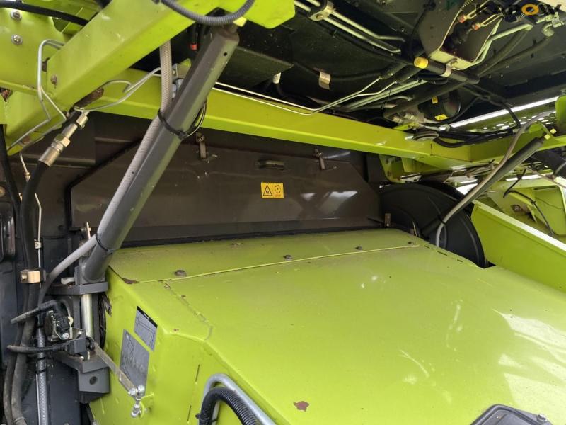 Claas lexion 760 combine harvester with 31 foot header 21