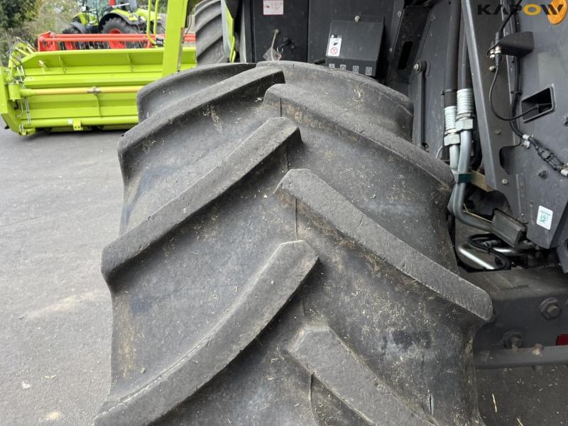 Claas lexion 760 combine harvester with 31 foot header 36