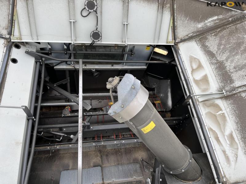 Claas lexion 760 combine harvester with 31 foot header 51