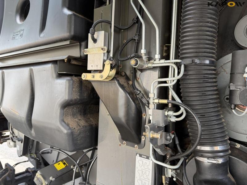 Claas Lexion 770 combine harvester 24